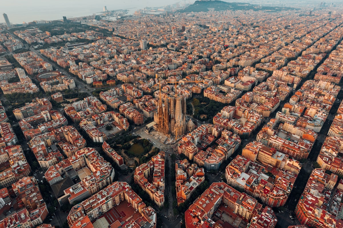 Equipo de Rutas Sagrada Familia Guías revisando mapas en la oficina de Barcelona